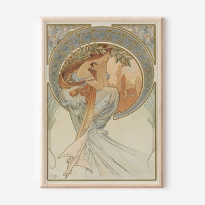Puede incluir: Una impresi&oacute;n vintage de estilo art nouveau que representa a una mujer con un vestido blanco fluido y un borde floral decorativo. La mujer est&aacute; representada con la cabeza echada hacia atr&aacute;s y el pelo ondeando detr&aacute;s de ella. La impresi&oacute;n est&aacute; en tonos azules, verdes y dorados.