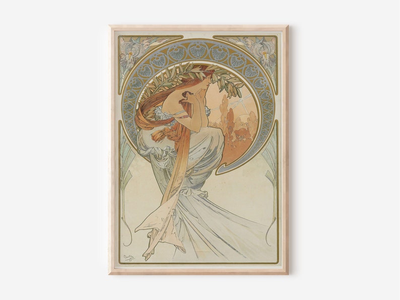 Puede incluir: Una impresi&oacute;n vintage de estilo art nouveau que representa a una mujer con un vestido blanco fluido y un borde floral decorativo. La mujer est&aacute; representada con la cabeza echada hacia atr&aacute;s y el pelo ondeando detr&aacute;s de ella. La impresi&oacute;n est&aacute; en tonos azules, verdes y dorados.