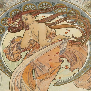 Puede incluir: Una mujer con el pelo largo y rojo que fluye lleva un vestido de color melocot&oacute;n que fluye con un dise&ntilde;o floral. Est&aacute; rodeada de un marco circular decorativo dorado y azul.