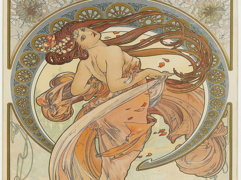 Puede incluir: Una mujer con el pelo largo y rojo que fluye lleva un vestido de color melocot&oacute;n que fluye con un dise&ntilde;o floral. Est&aacute; rodeada de un marco circular decorativo dorado y azul.