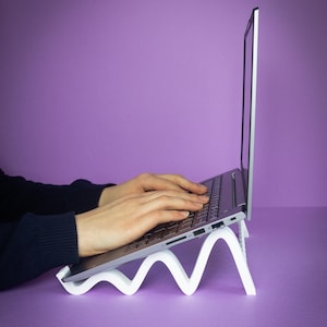 Soporte portátil plegable para computadora portátil para estación de trabajo ergonómica: opciones para diferentes tamaños de dispositivos de 11" a 17"