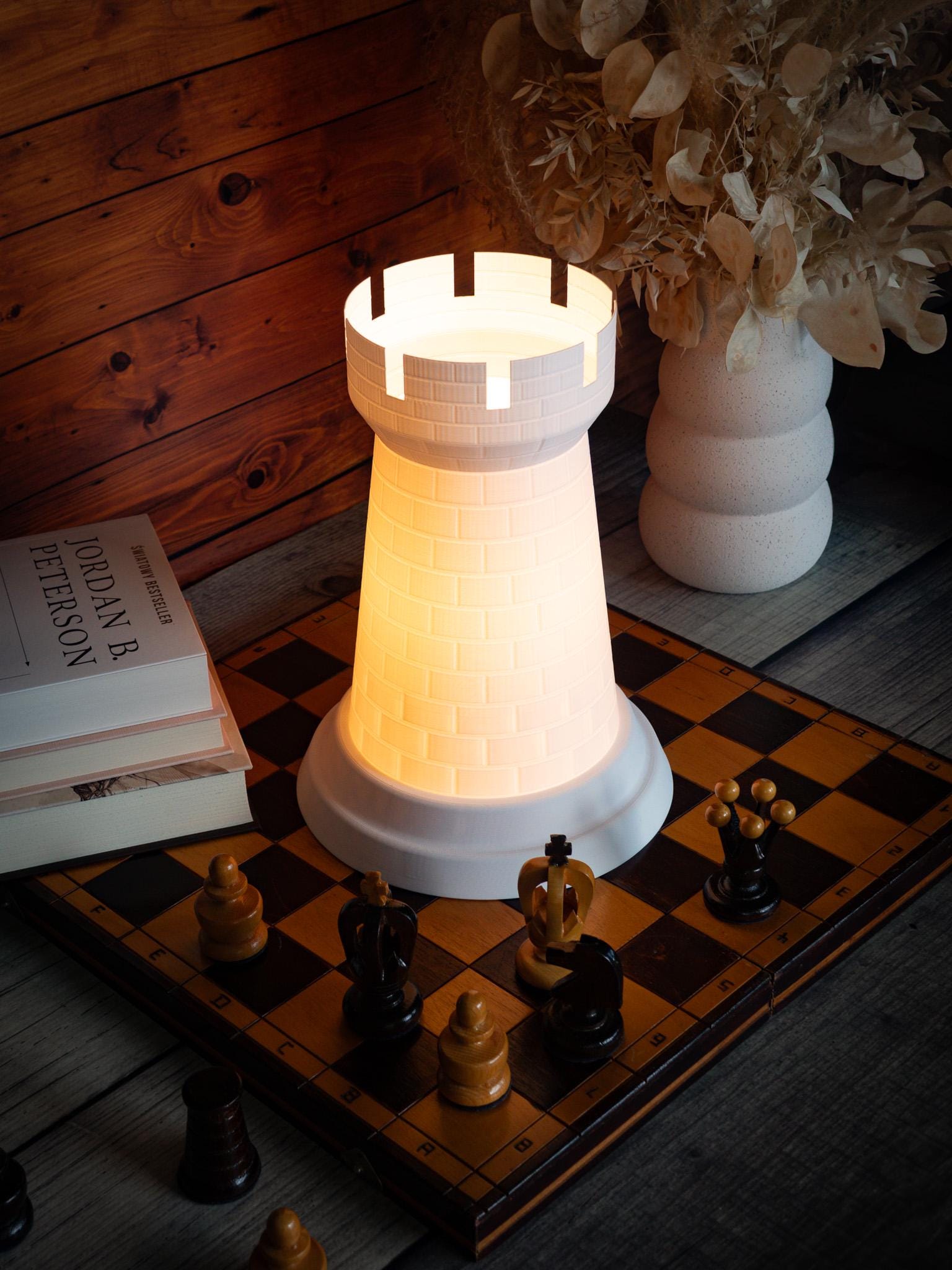 Un Jeu D'échecs De Pièces Brunes Et Blanches Avec Un Croquis D'un