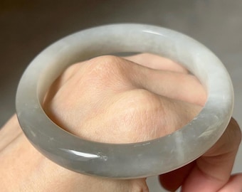 Brazalete de jade nefrita natural certificado de 58 mm: joya atemporal para uso diario.