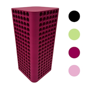 Könnte beinhalten: Hoher, weinroter Aufbewahrungsschrank mit dreieckiger Form und zahlreichen kreisförmigen Öffnungen. Das Gerät hat eine feste Oberseite und ist zur Aufnahme von Gegenständen konzipiert. Der Hintergrund ist weiß, und es gibt vier Farbmuster: Schwarz, Hellgrün, Weinrot und Hellrosa.