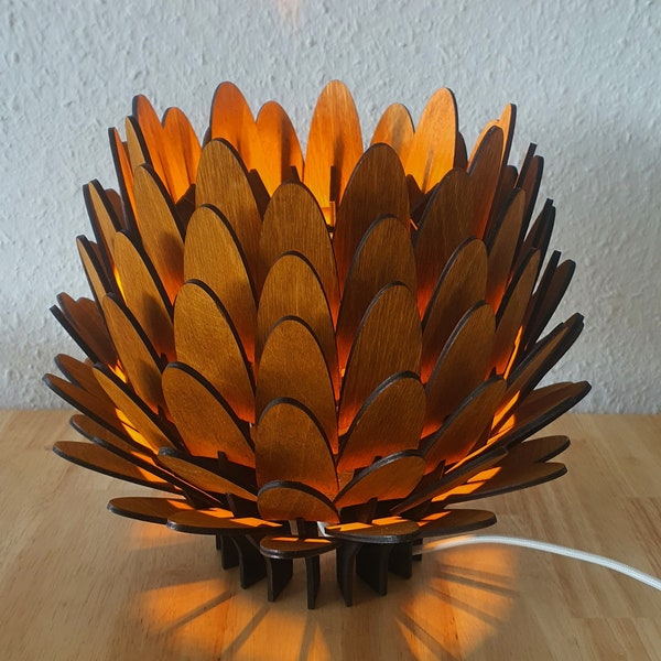 Handgefertigte Lampe aus Birkenholz in blütenartigem Design - gebeizt und mit Hartwachsöl Finish, Tisch- oder Hängelampe