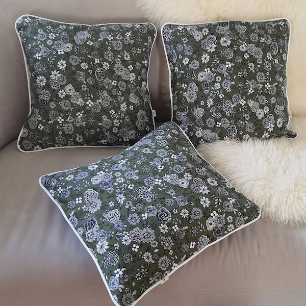 Lot de 3 housses de coussin fond  kaki et fleurs blanches et grises