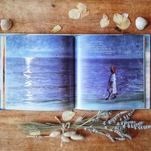 Un recueil de poésie vintage saisissant dédié à la mer. Merveilleux cadeau pour un ami spécial. Belles illustrations. Cadeau digne.