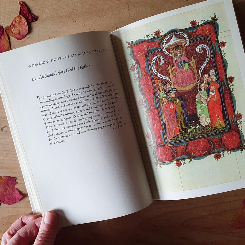 Może przedstawiać: Otwarta książka z tekstem i kolorową ilustracją. Ilustracja przedstawia scenę religijną z postaciami w szatach, tronem i ozdobnymi obramowaniami. Tekst brzmi "WEDNESDAY HOURS OF ALL SAINTS-MATINS" i "61. All Saints before God the Father."