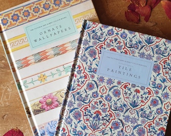 Pareja de libros de diseño vintage. Colecciones ilustradas de formato pequeño del museo V&A. Regalos perfectos para tu amigo/a amante del arte.