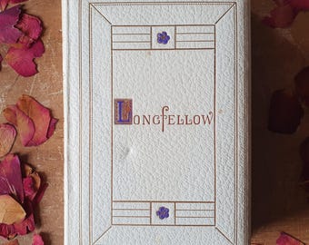 Libro de poesía antiguo de Longfellow de 1908. Encuadernación fina en piel color crema con cubierta Art Déco. Un recuerdo maravilloso. Ideal para regalar.