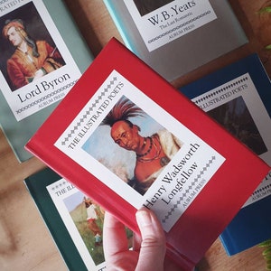 Puede incluir: Una colecci&oacute;n de cinco libros de poes&iacute;a ilustrados con cubiertas rojas, azules y verdes. Los libros presentan las obras de Lord Byron, W.B. Yeats, Henry Wadsworth Longfellow y Robert Frost. Cada libro tiene el t&iacute;tulo "The Illustrated Poets" impreso en la portada.