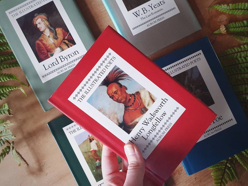 Puede incluir: Una colecci&oacute;n de cinco libros de poes&iacute;a ilustrados con cubiertas rojas, azules y verdes. Los libros presentan las obras de Lord Byron, W.B. Yeats, Henry Wadsworth Longfellow y Robert Frost. Cada libro tiene el t&iacute;tulo "The Illustrated Poets" impreso en la portada.
