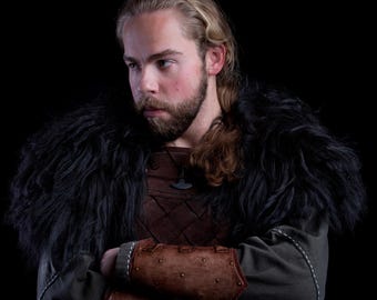 Capa de piel vikinga negra – Capa de auténtica piel de oveja – Hecha a mano en Alemania – Pieza única – Piel vikinga – S10