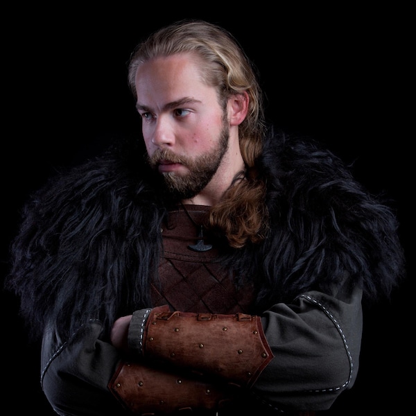 Viking Fur Cloak Black – Real Sheepskin Cape – Handmade in Germany – One of a Kind – Wikinger Fell – S10