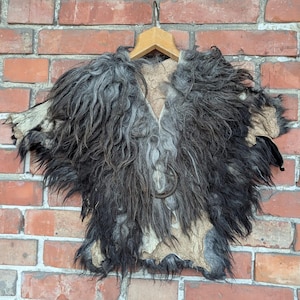 Heidschnucke fur cape – natural gray shoulder fur with metal brooch - Fur clothing - Vikings - LARP - Cosplay - Unique piece 907