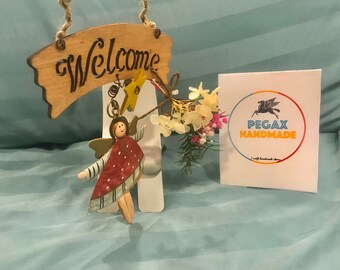 Welcome Door Hangers by small wood board with a metal doll and mixed flowers by PegaxHandmade