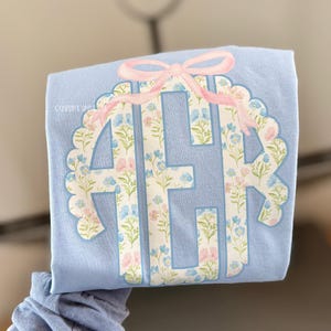 Blommig skjorta med monogrammotiv