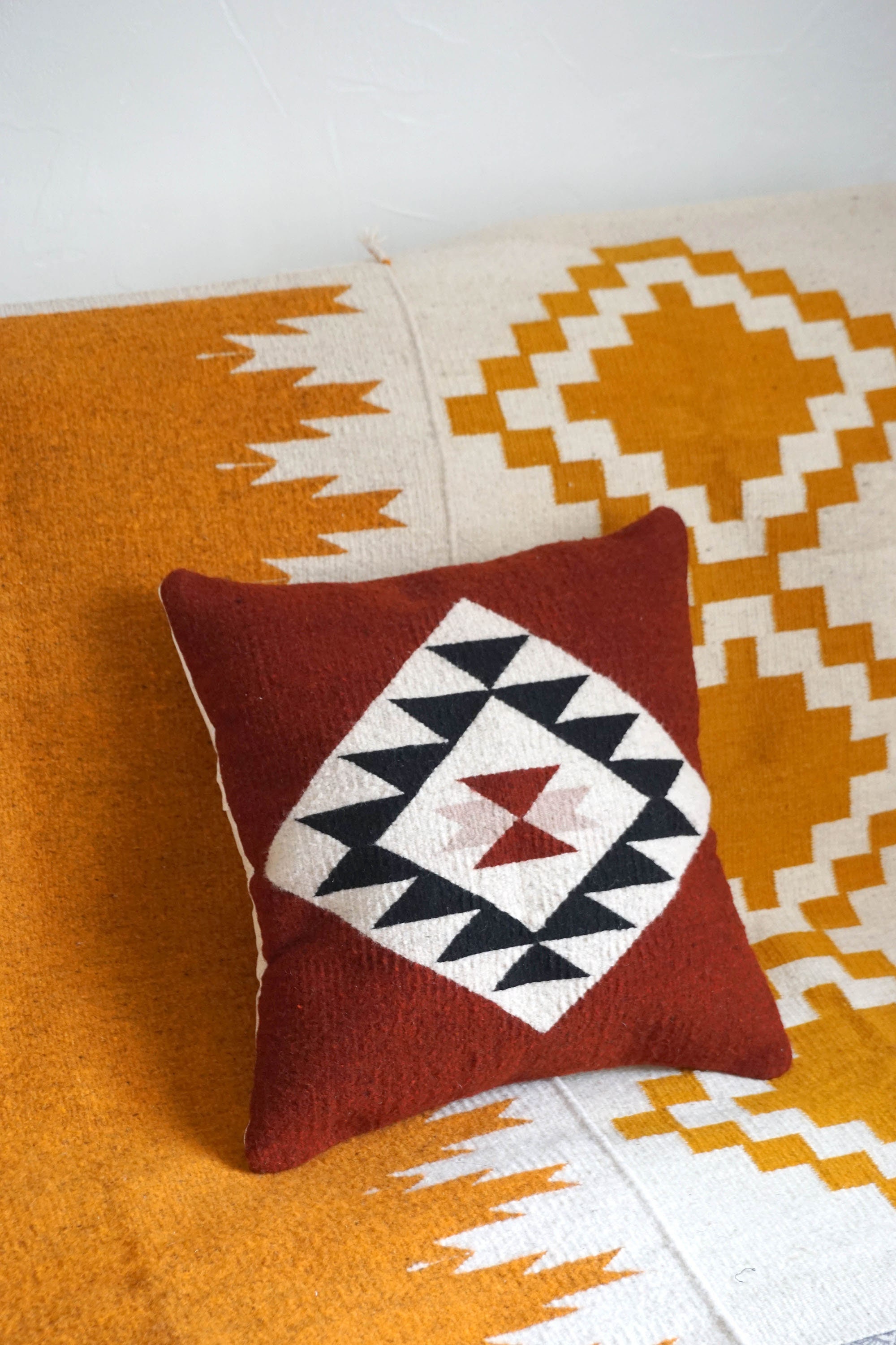 Coussin Décoratif Mexicain en Laine - Motif Zapotèque 40x40 cm Coussin Yali