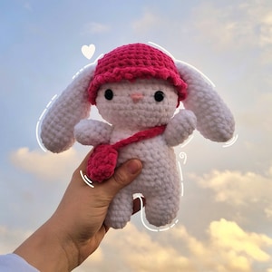 Lapin amigurumi au crochet en laine chenille blanc avec un chapeau rose et un sac rose