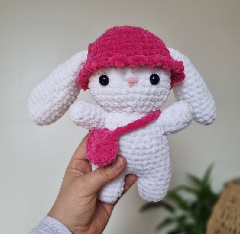 Lapin amigurumi au crochet en laine chenille blanc avec un chapeau rose et un sac rose