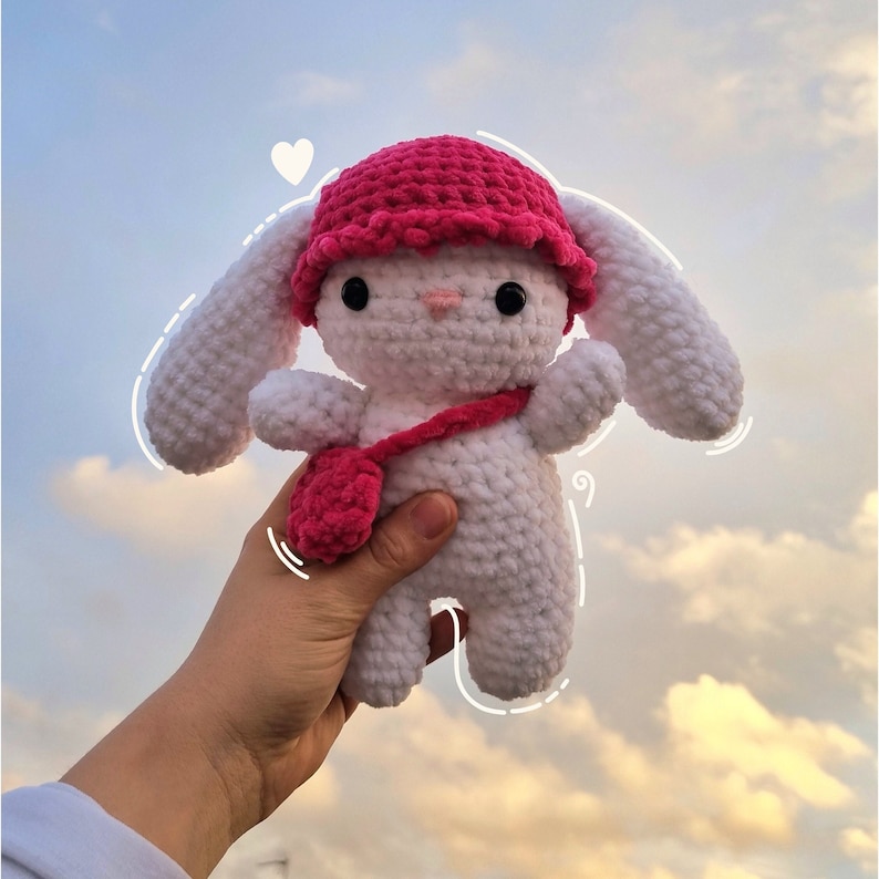 Lapin amigurumi au crochet en laine chenille blanc avec un chapeau rose et un sac rose