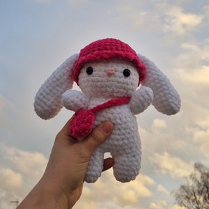 Lapin amigurumi au crochet en laine chenille blanc avec un chapeau rose et un sac rose