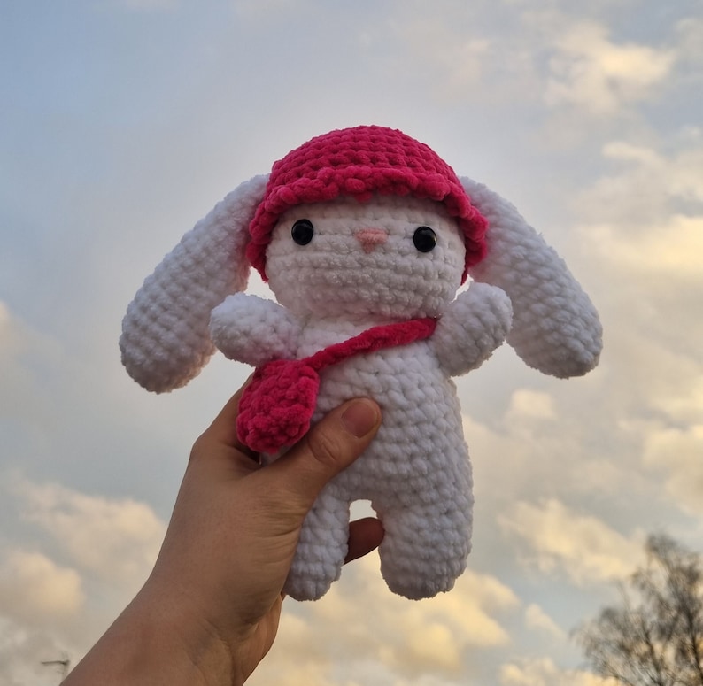 Lapin amigurumi au crochet en laine chenille blanc avec un chapeau rose et un sac rose