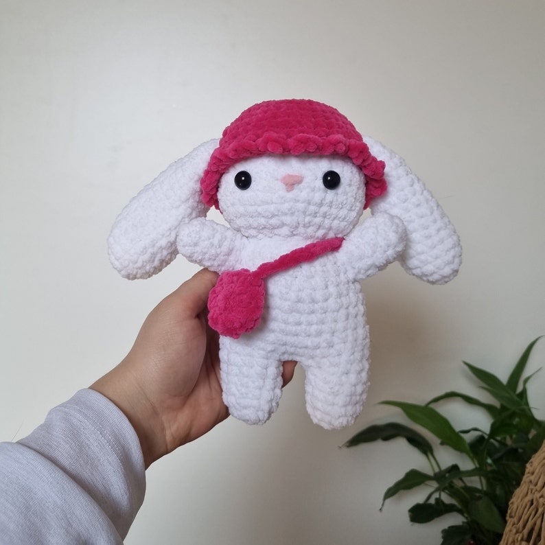 Lapin amigurumi au crochet en laine chenille blanc avec un chapeau rose et un sac rose