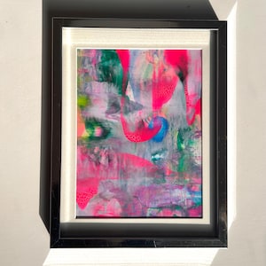 Puede incluir: Pintura abstracta en un marco negro con colores rosa, verde, azul y blanco. La pintura tiene una superficie texturizada y un estilo moderno.