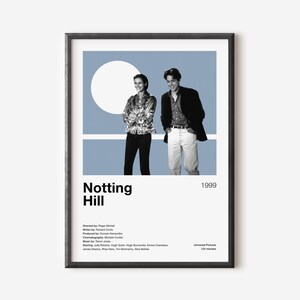 Può includere: Un poster minimalista in bianco e nero per il film "Notting Hill" con una foto di Julia Roberts e Hugh Grant. Il poster ha uno sfondo blu con una striscia bianca e il titolo "Notting Hill" in grassetto nero. L'anno 1999 è stampato in nero sotto il titolo.