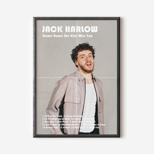 Puede incluir: Un póster con un retrato de Jack Harlow, un rapero, con el título "Come Home the Kids Miss You" y una lista de títulos de canciones del álbum.