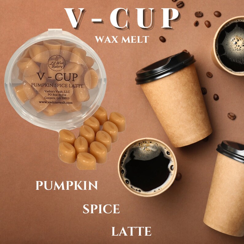 Op de afbeelding: Een doorzichtige container met wax melts met een bruin label waarop "V-CUP Pumpkin Spice Latte" staat. Het label bevat ook de bedrijfsnaam, het adres en de website. De wax melts zijn gevormd als koffiebonen en liggen verspreid rond de container. Er zijn ook twee bruine papieren bekers met zwarte koffie erin.