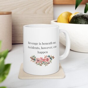 Rache ist unter mir, aber Unfälle passieren, Tasse | Relatable Message Tasse | unangemessene Sentiment | Lustiges Freund Geschenk