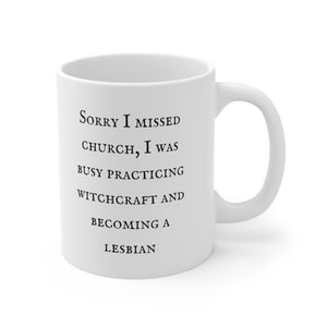 Taza de café lésbica con temática de brujería, humor irreverente antievangélico