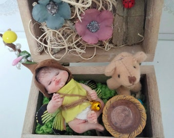 Mini babyfee met houten kist "Lucy"