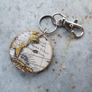 Porte-clés globe-trotter, porte-clés carte du monde, cadeau voyage, cadeau voyage monde, cadeau globe, pendentif globe terrestre