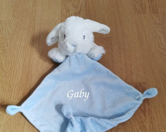 Doudou lapin mouchoir blanc et bleu à personnaliser avec prénom