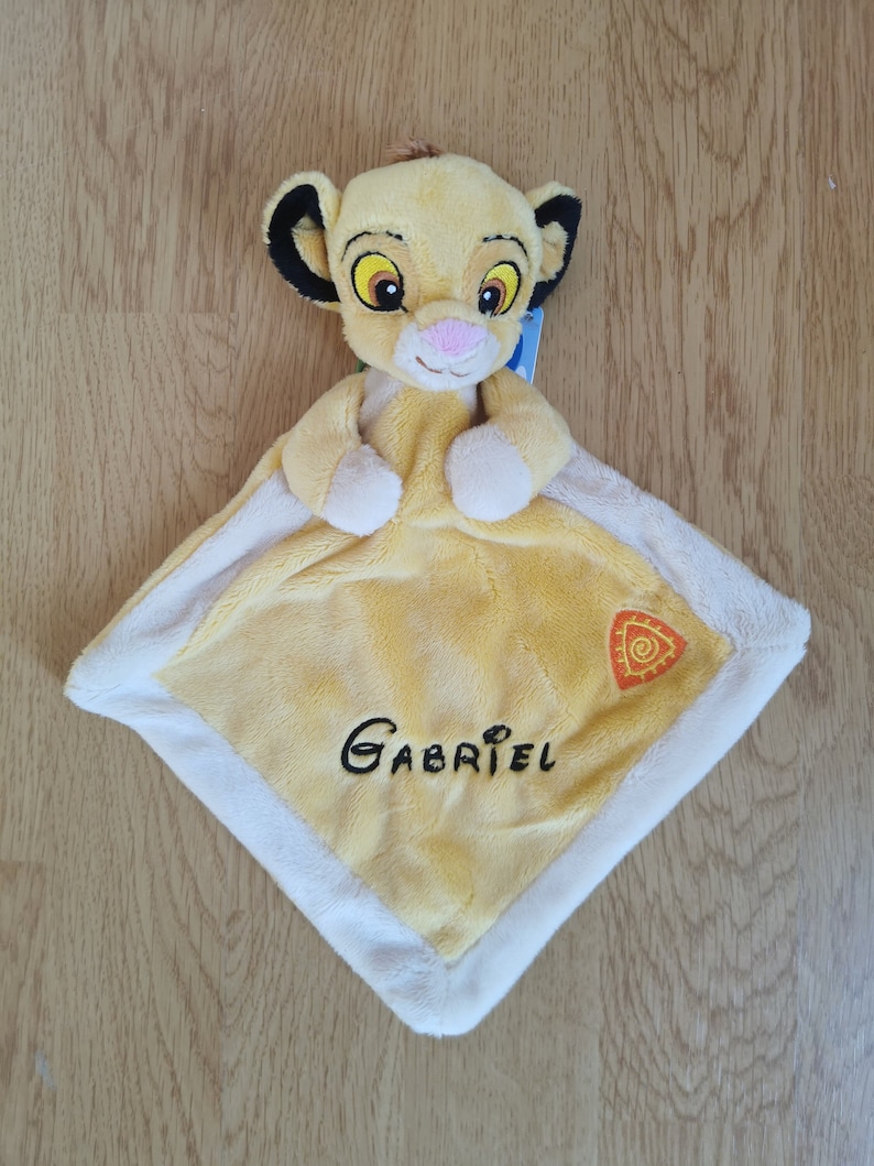 Doudou Simba Le Roi Lion à personnaliser avec prénom Prénom Police Disney