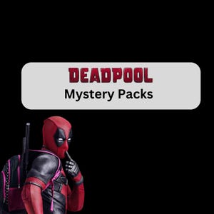 Può includere: Immagine con la scritta "DEADPOOL Mystery Packs" in un rettangolo bianco su sfondo nero. In primo piano, una persona in costume da Deadpool, con uno zaino e un dito sulle labbra.