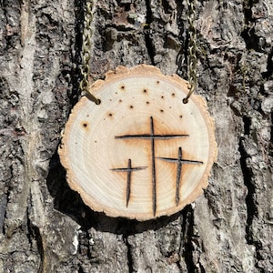 Collar de madera cruda con cruces soldados