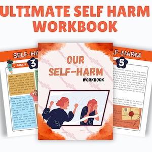 Peut inclure: Un cahier intitul&eacute; "ULTIMATE SELF HARM WORKBOOK" avec les mots "OUR SELF-HARM WORKBOOK" sur la couverture. L'illustration de la couverture repr&eacute;sente deux personnages, l'un avec les poings lev&eacute;s et l'autre avec la t&ecirc;te dans les mains. Deux pages suppl&eacute;mentaires sont visibles, intitul&eacute;es "SELF-HARM".