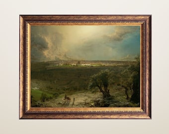 Peut inclure: Une peinture à l'huile encadrée représentant une scène de paysage avec une ville au loin. La peinture présente un ciel nuageux avec une lumière vive qui brille à travers les nuages. La ville est entourée de collines verdoyantes et d'arbres. Il y a deux personnages au premier plan, l'un à cheval et l'autre à pied.