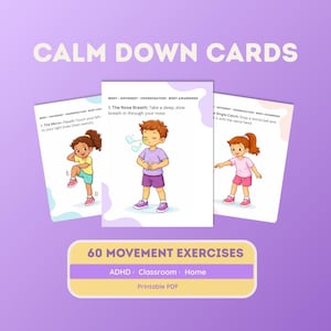 Könnte beinhalten: Drei illustrierte Karten mit dem Text "CALM DOWN CARDS" auf einem lila Hintergrund. Die Karten zeigen Kinder, die Übungen demonstrieren. Der untere Teil des Bildes hat ein gelbes Banner mit dem Text "60 MOVEMENT EXERCISES".