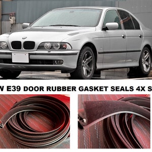 Könnte beinhalten: Ein Satz von vier schwarzen Gummitürdichtungen für einen BMW E39. Die Dichtungen sind aufgerollt und sollen verhindern, dass Wasser und Luft in das Auto gelangen.  BMW E39 Door Rubber Gasket Seals 4x Set