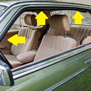 Puede incluir: Un coche verde con el interior visible. Los asientos delanteros son beige y los asientos traseros son negros. El coche tiene un techo solar y las ventanas están bajadas.