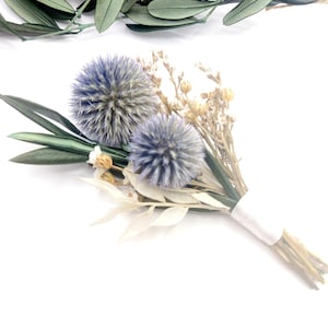 Ojal de cardo azul seco y lavanda marina / Ojal rústico de flores secas / Boutonniere de boda / Ojal escocés