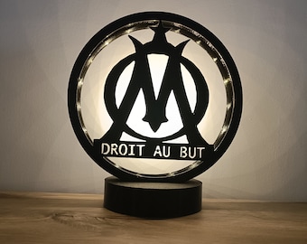 Lampa LED 3D Olympique de Marseille – lampka nocna OM Football – dekoracja klubu piłkarskiego – prezent dla kibica OM – ręcznie wykonana we Francji