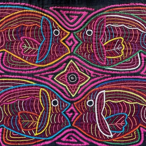 パナマのカラフルな鳥のモラ。グナ ヤラ族の女性の刺繍。パナマ
