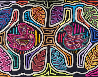 パナマのカラフルな鳥のモラ。グナ ヤラ族の女性の刺繍。パナマのサン