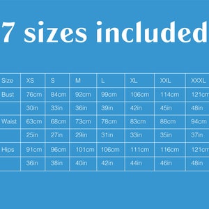 K&ouml;nnte beinhalten: Eine Tabelle mit sieben verschiedenen Kleidergr&ouml;&szlig;en mit Ma&szlig;en in Zoll und Zentimetern. Die Gr&ouml;&szlig;en sind XS, S, M, L, XL, XXL und XXXL. Die Ma&szlig;e gelten f&uuml;r Brust, Taille und H&uuml;fte.